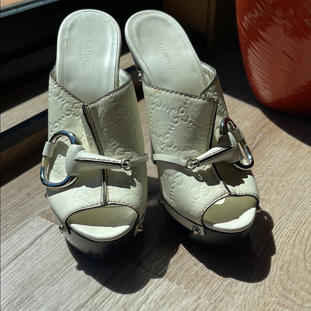 Gucci Cream Mules with Chic Design